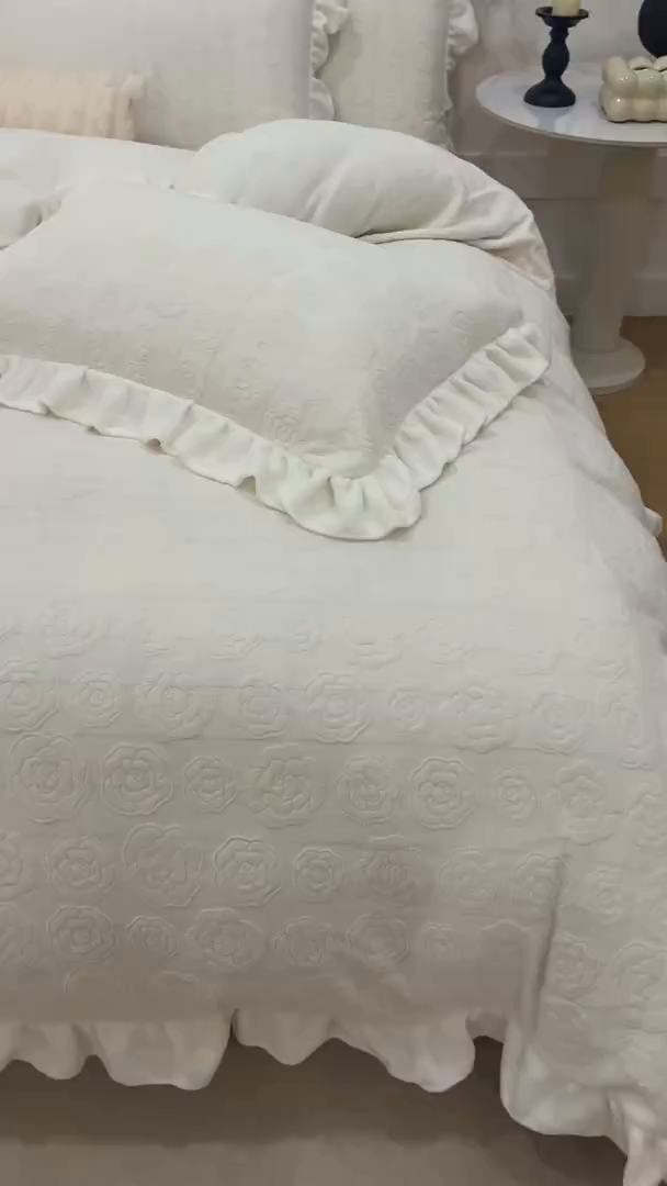 91家纺网 家纺一手货源 找家纺 忆生活家纺 2025秋冬韩版公主风雕花牛奶绒四件套-小香茶花系列 小香茶花-象牙白