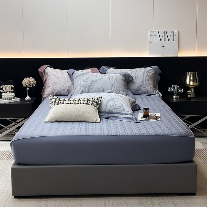 91家纺网 家纺一手货源 找家纺 2025新款高端A类长绒棉夹棉床盖床笠四件套全棉纯棉纯色绗绣四季款保护罩高级感床上用品 时漫-雾都蓝