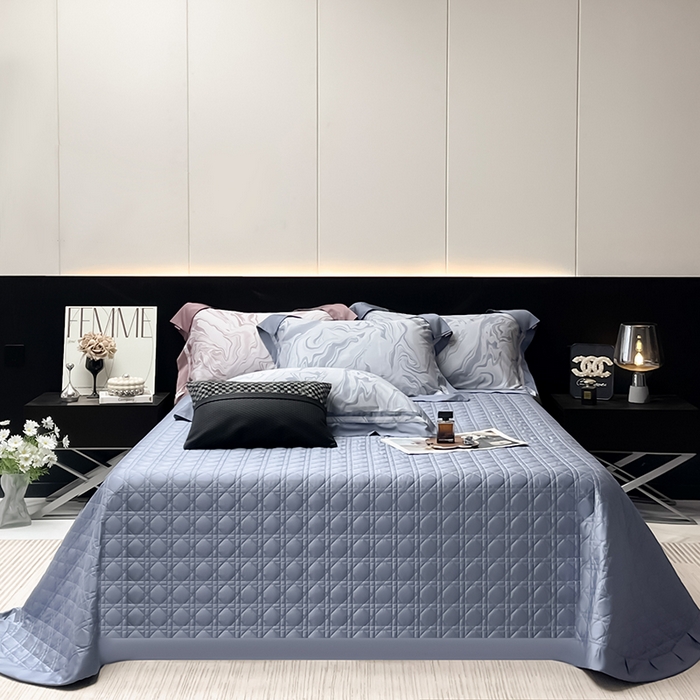 91家纺网 家纺一手货源 找家纺 2025新款高端A类长绒棉夹棉床盖床笠四件套全棉纯棉纯色绗绣四季款保护罩高级感床上用品 时漫-雾都蓝