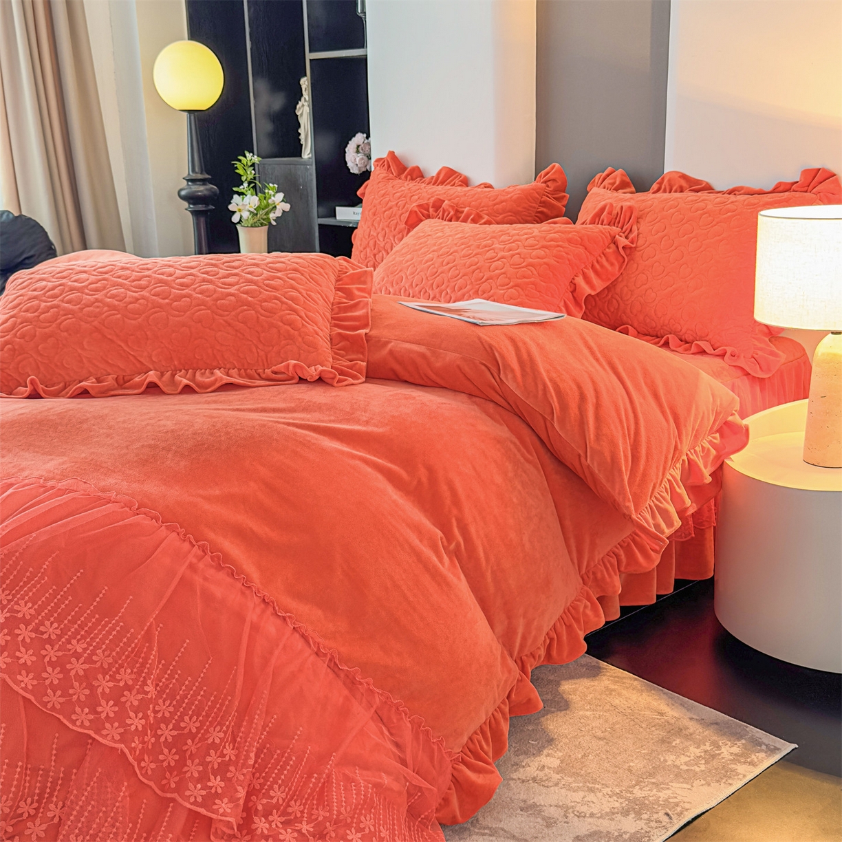 91家纺网 家纺一手货源 找家纺 恒爱家纺 2025新款宝宝绒紫陌听雪床裙款四件套终版 爱玛橙