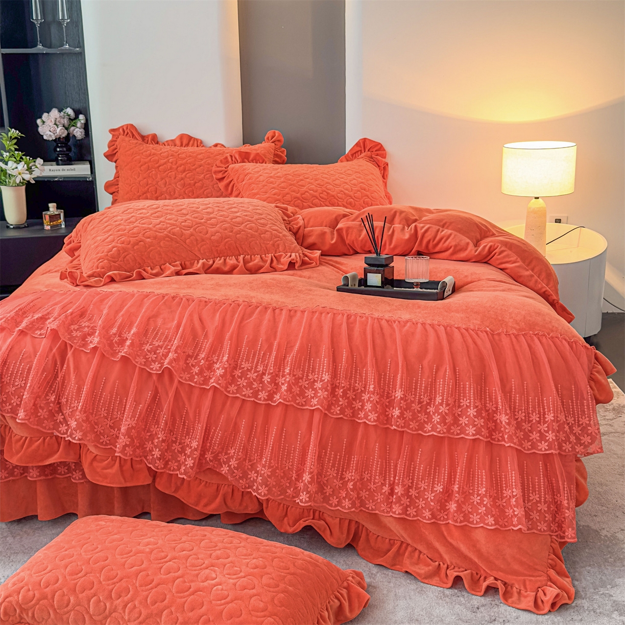 91家纺网 家纺一手货源 找家纺 恒爱家纺 2025新款宝宝绒紫陌听雪床裙款四件套终版 爱玛橙