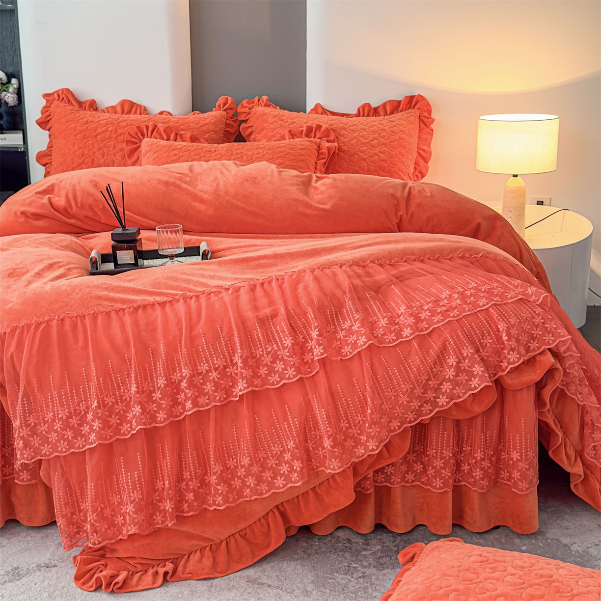 91家纺网 家纺一手货源 找家纺 恒爱家纺 2025新款宝宝绒紫陌听雪床裙款四件套终版 爱玛橙