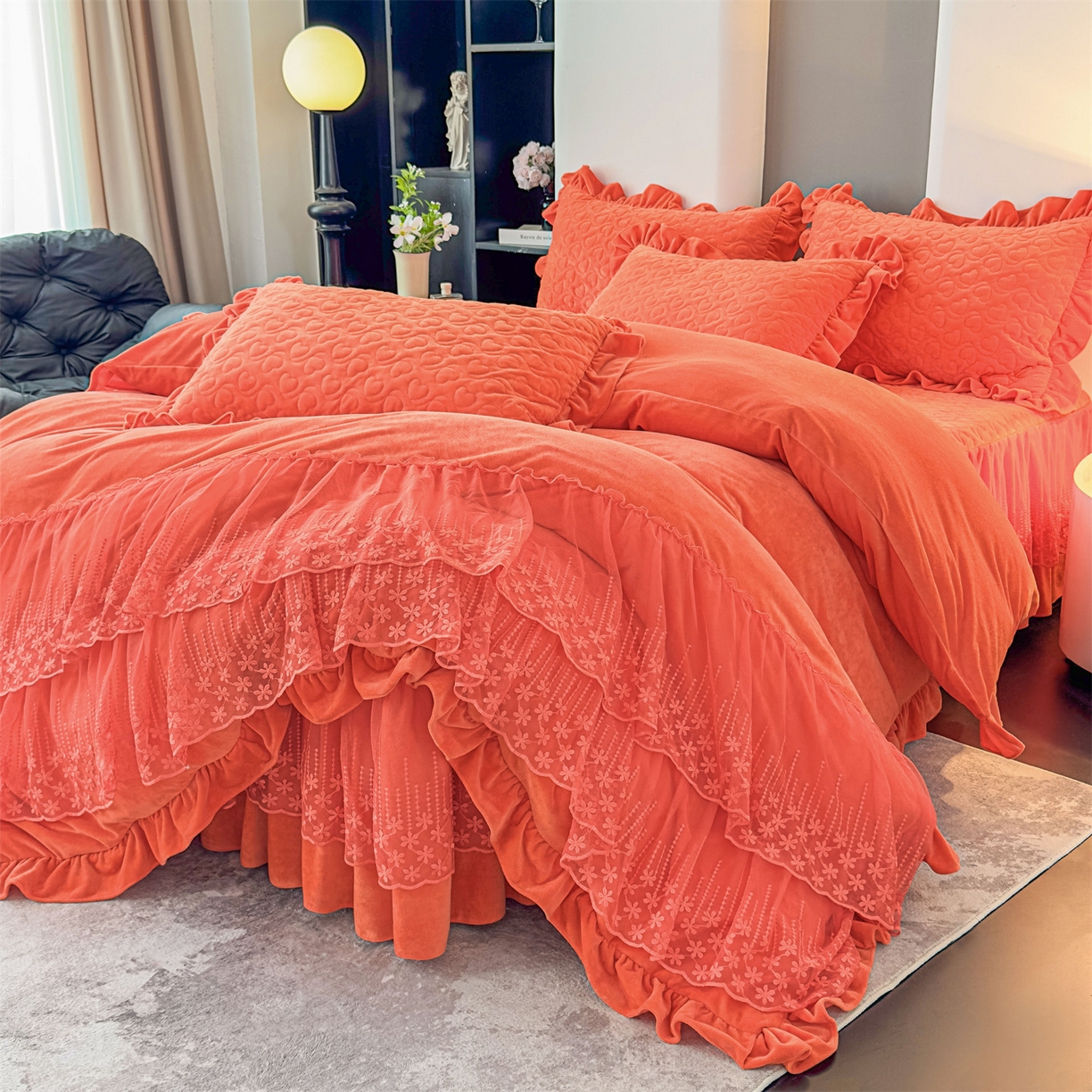 91家纺网 家纺一手货源 找家纺 恒爱家纺 2025新款宝宝绒紫陌听雪床裙款四件套终版 爱玛橙