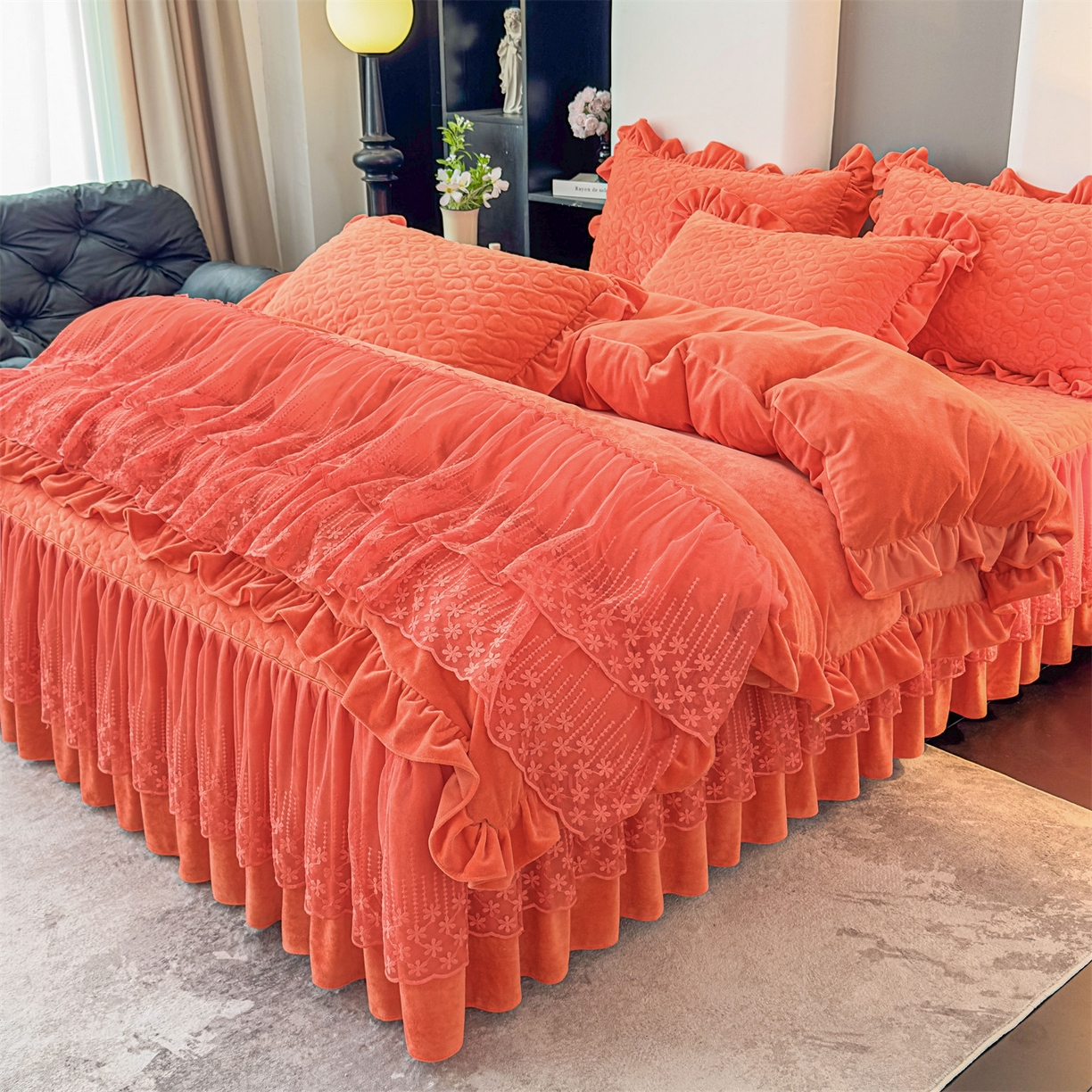 91家纺网 家纺一手货源 找家纺 恒爱家纺 2025新款宝宝绒紫陌听雪床裙款四件套终版 爱玛橙