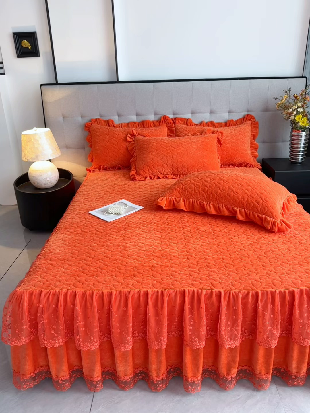 91家纺网 家纺一手货源 找家纺 恒爱家纺 2025新款宝宝绒紫陌听雪床裙款四件套终版 爱玛橙