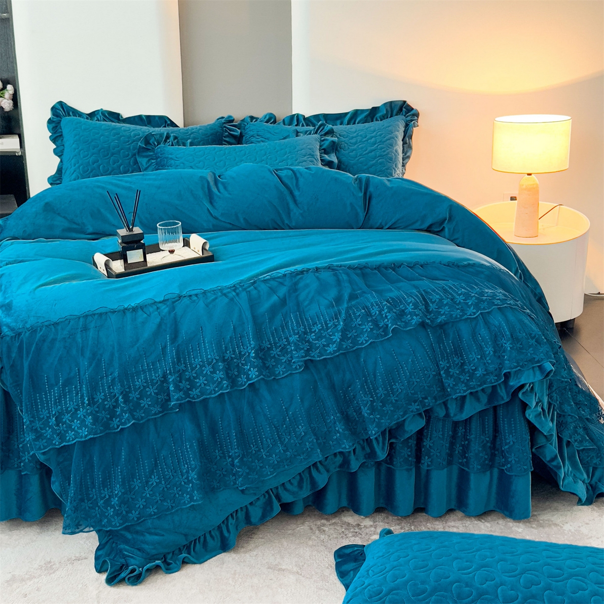 91家纺网 家纺一手货源 找家纺 恒爱家纺 2025新款宝宝绒紫陌听雪床裙款四件套终版 宾利蓝