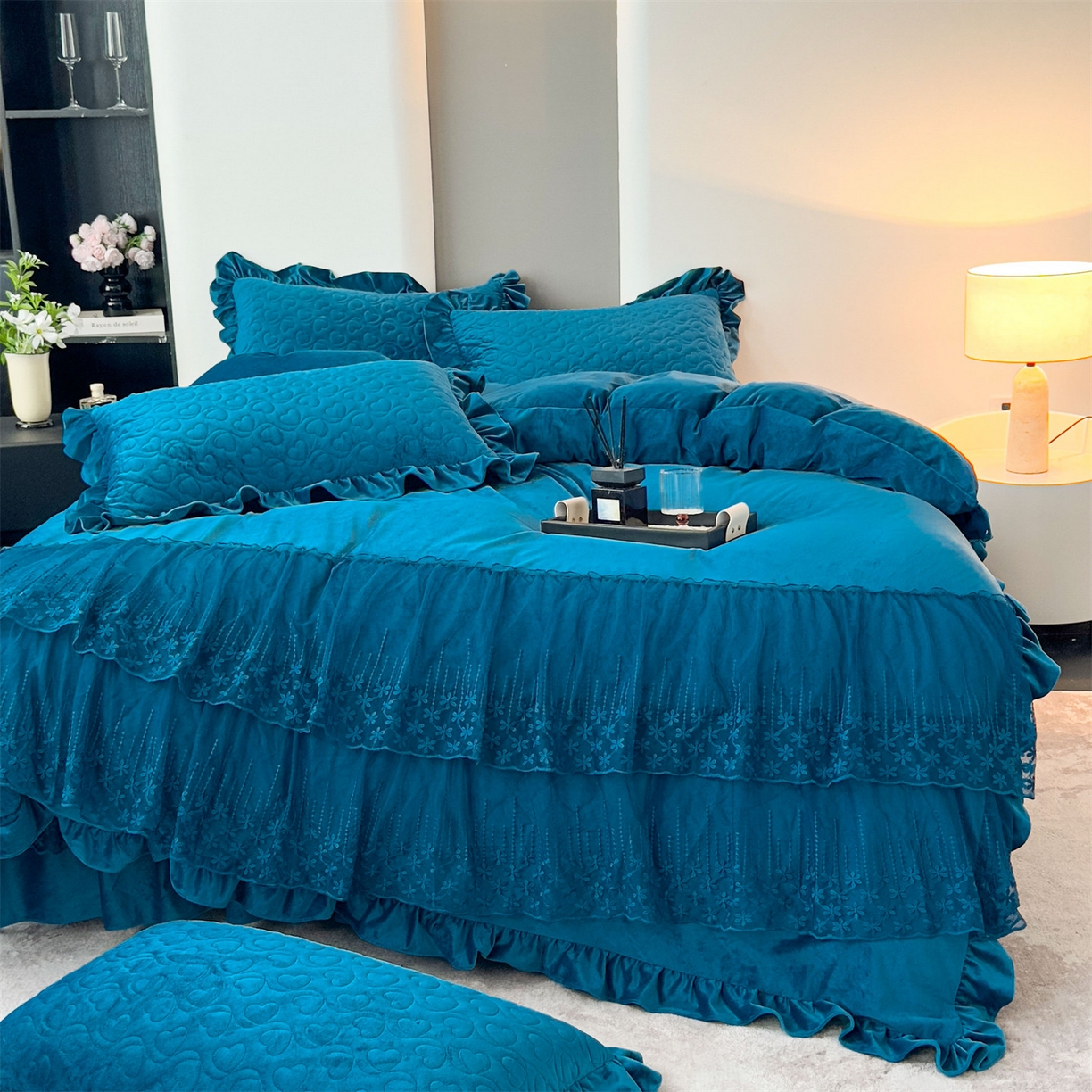 91家纺网 家纺一手货源 找家纺 恒爱家纺 2025新款宝宝绒紫陌听雪床裙款四件套终版 宾利蓝