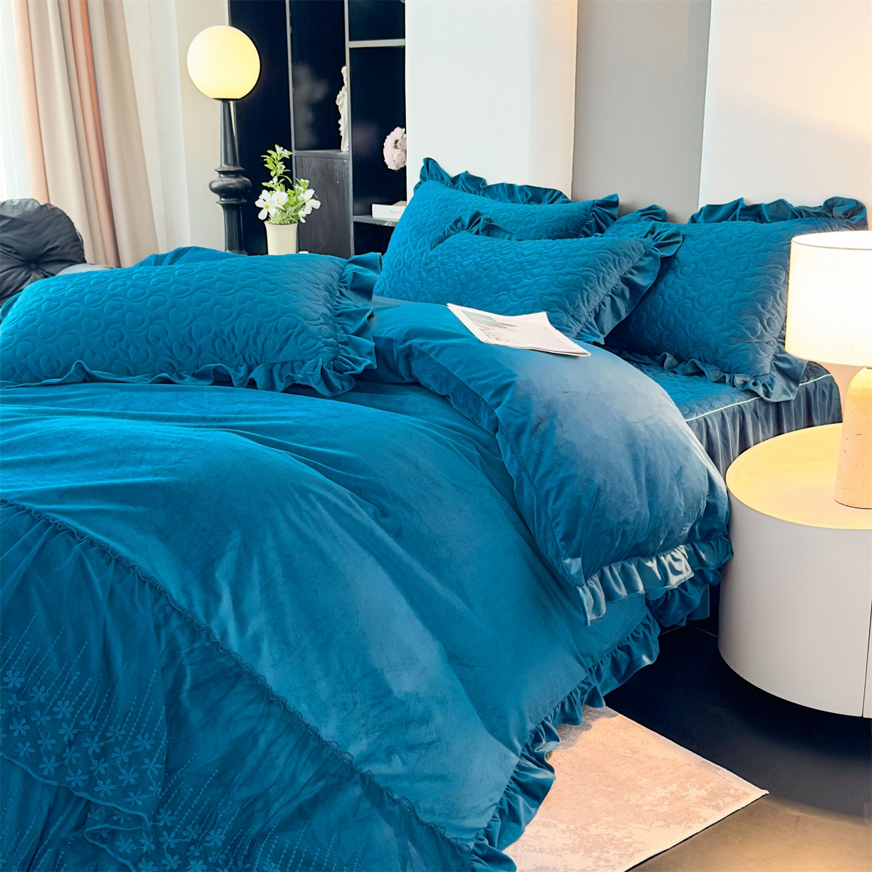 91家纺网 家纺一手货源 找家纺 恒爱家纺 2025新款宝宝绒紫陌听雪床裙款四件套终版 宾利蓝