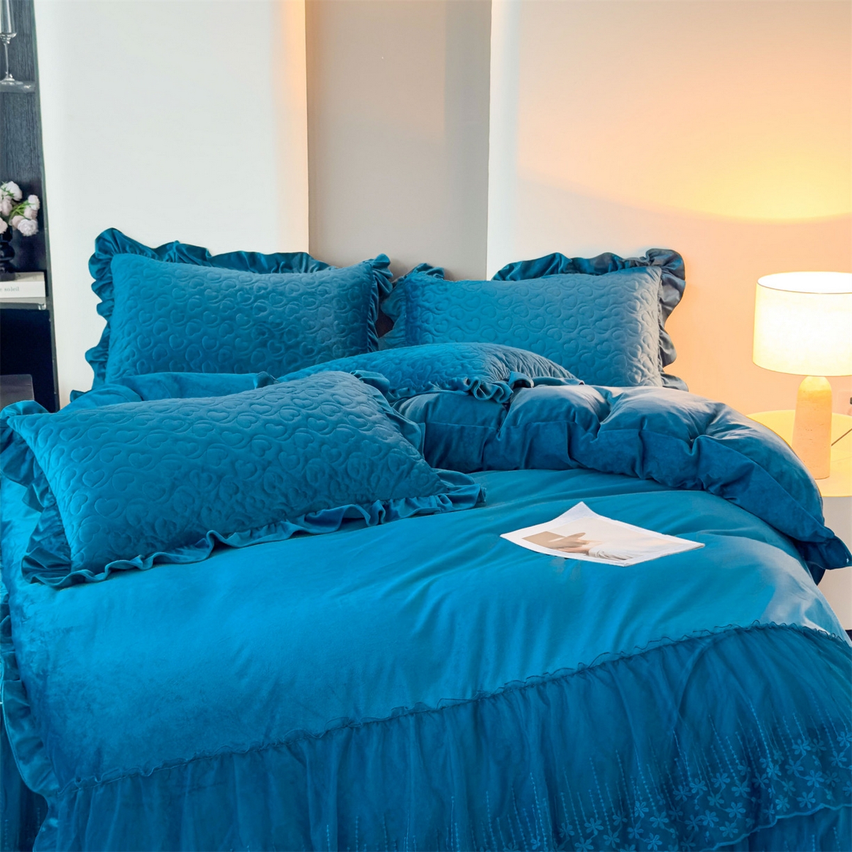 91家纺网 家纺一手货源 找家纺 恒爱家纺 2025新款宝宝绒紫陌听雪床裙款四件套终版 宾利蓝