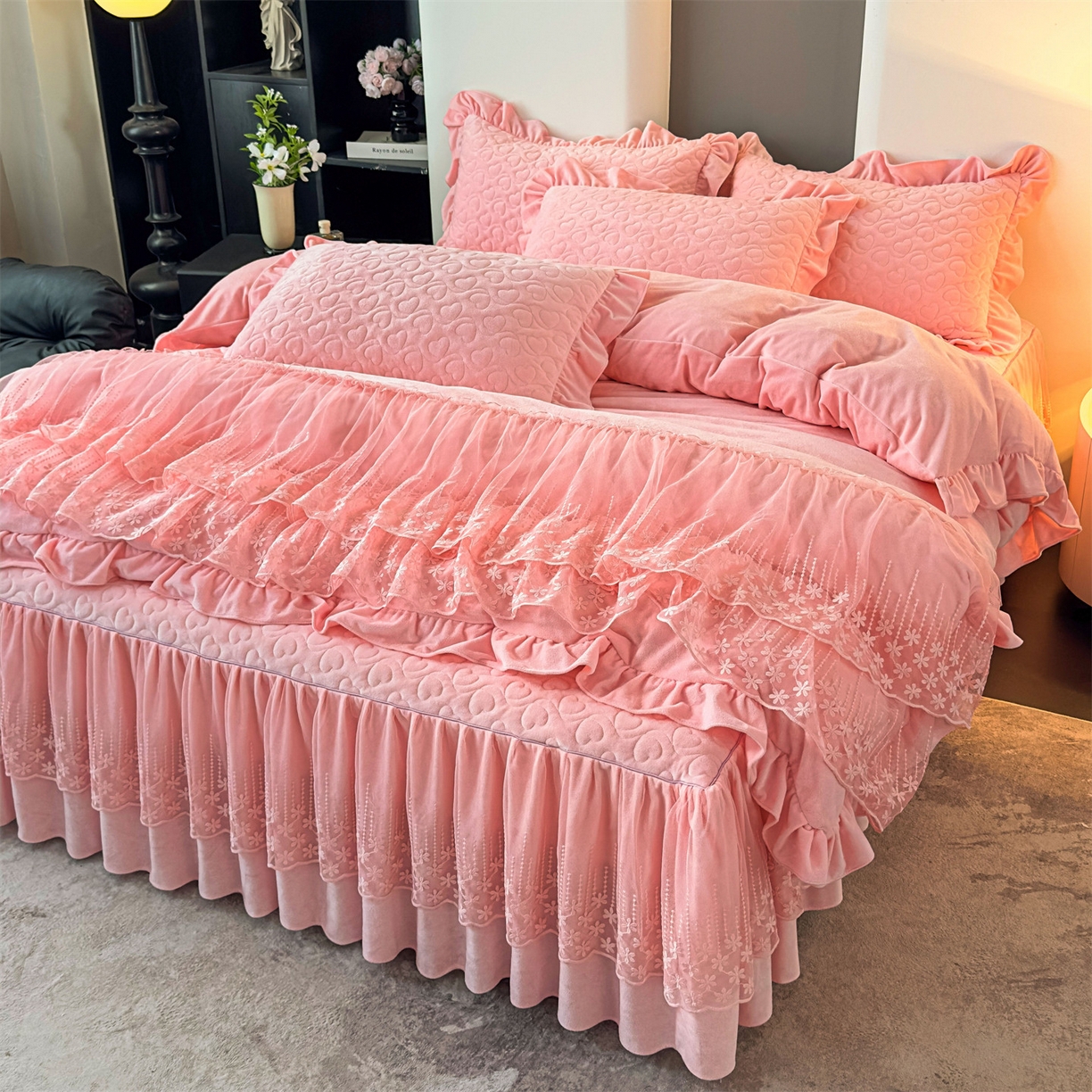 91家纺网 家纺一手货源 找家纺 恒爱家纺 2025新款宝宝绒紫陌听雪床裙款四件套终版 贵妃粉