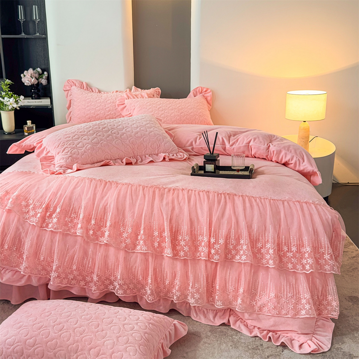 91家纺网 家纺一手货源 找家纺 恒爱家纺 2025新款宝宝绒紫陌听雪床裙款四件套终版 贵妃粉