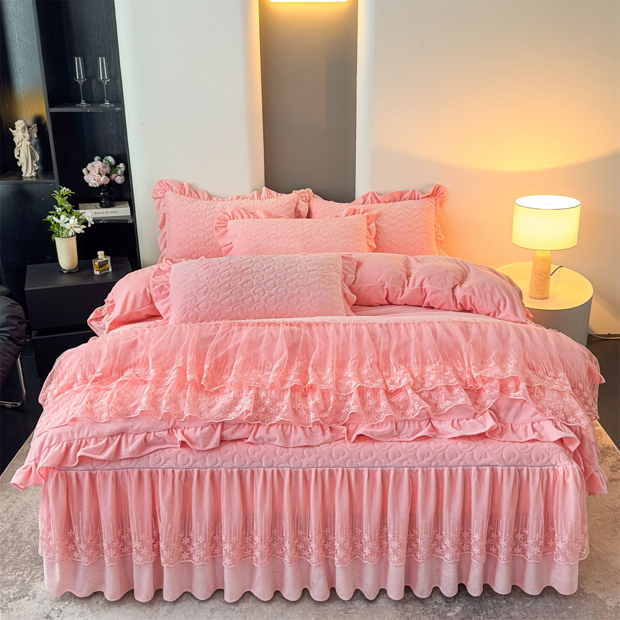 91家纺网 家纺一手货源 找家纺 恒爱家纺 2025新款宝宝绒紫陌听雪床裙款四件套终版 贵妃粉