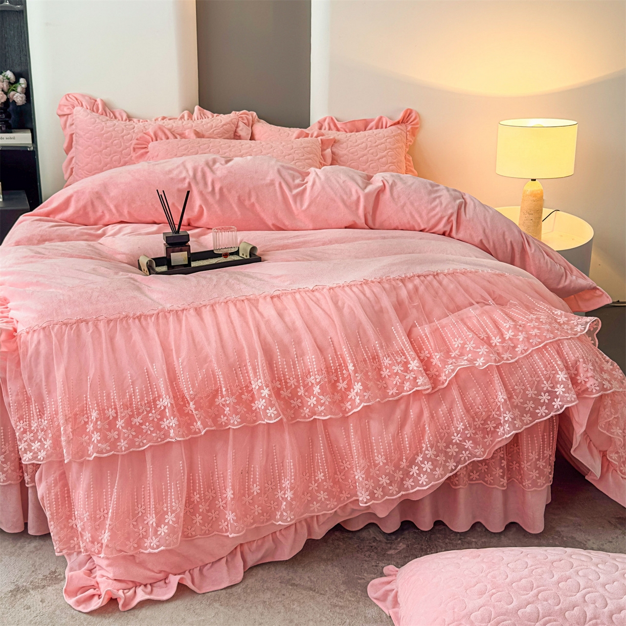 91家纺网 家纺一手货源 找家纺 恒爱家纺 2025新款宝宝绒紫陌听雪床裙款四件套终版 贵妃粉