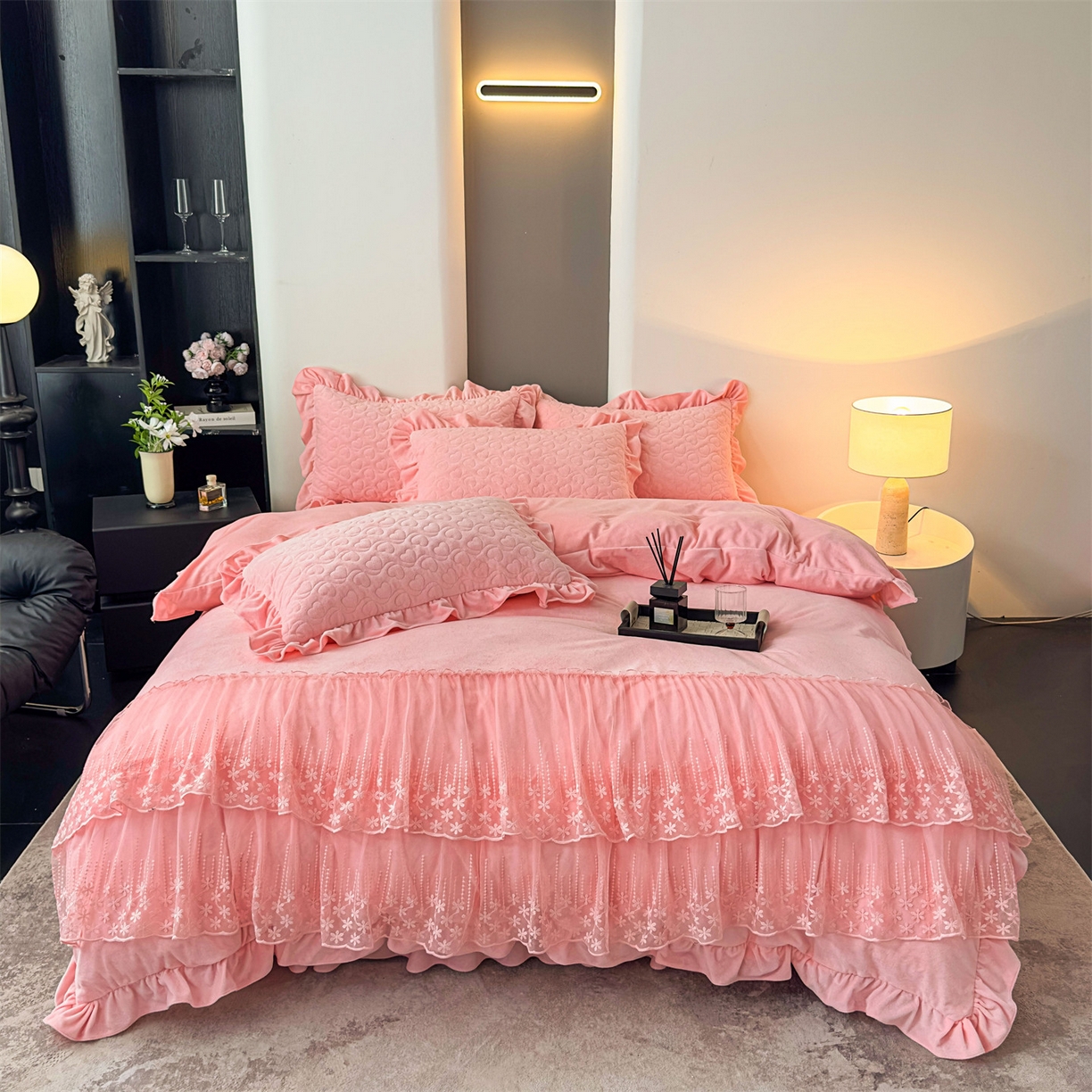 91家纺网 家纺一手货源 找家纺 恒爱家纺 2025新款宝宝绒紫陌听雪床裙款四件套终版 贵妃粉