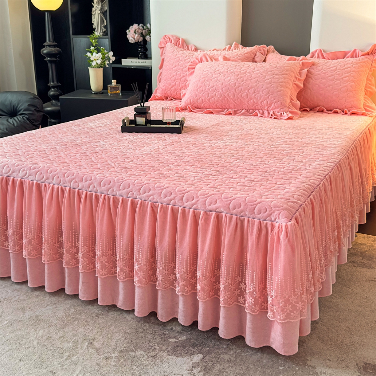 91家纺网 家纺一手货源 找家纺 恒爱家纺 2025新款宝宝绒紫陌听雪床裙款四件套终版 贵妃粉