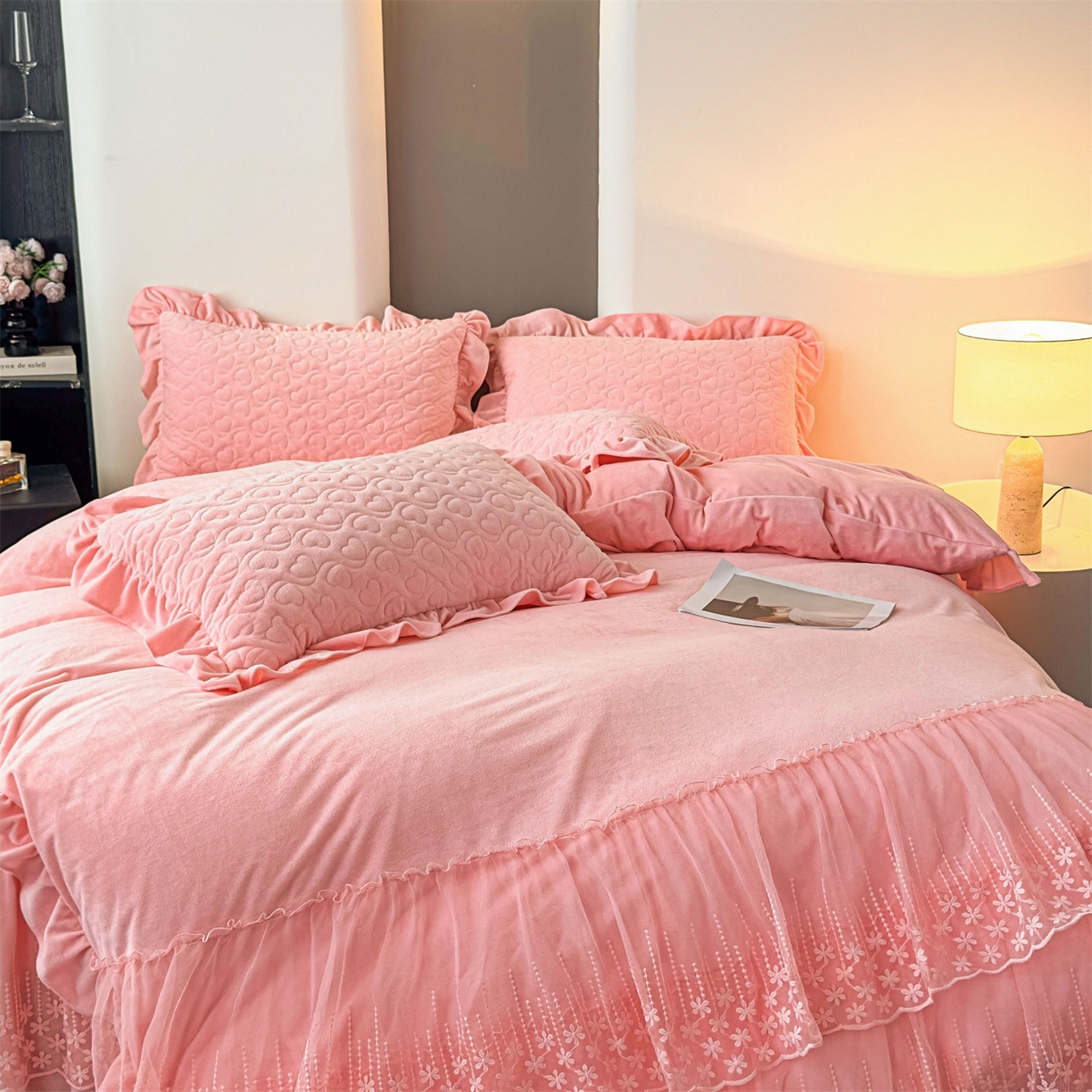 91家纺网 家纺一手货源 找家纺 恒爱家纺 2025新款宝宝绒紫陌听雪床裙款四件套终版 贵妃粉