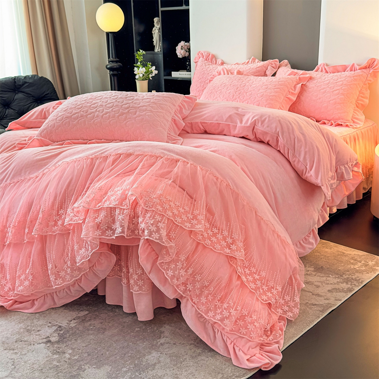 91家纺网 家纺一手货源 找家纺 恒爱家纺 2025新款宝宝绒紫陌听雪床裙款四件套终版 贵妃粉