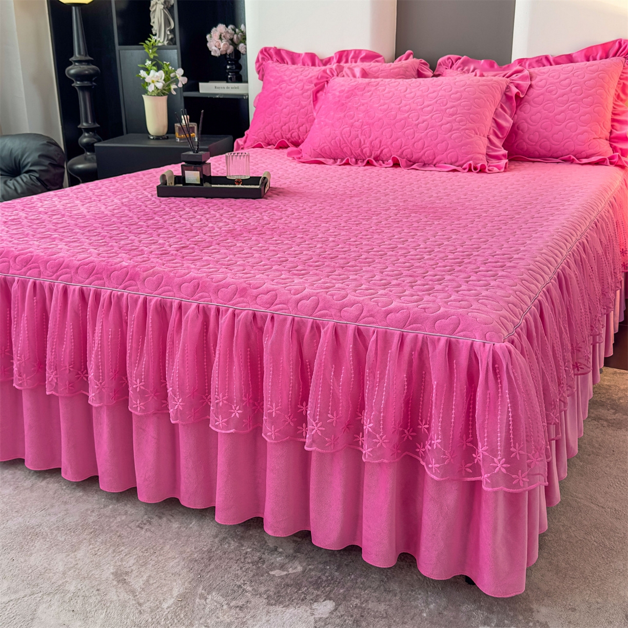 91家纺网 家纺一手货源 找家纺 恒爱家纺 2025新款宝宝绒紫陌听雪床裙款四件套终版 玫瑰红