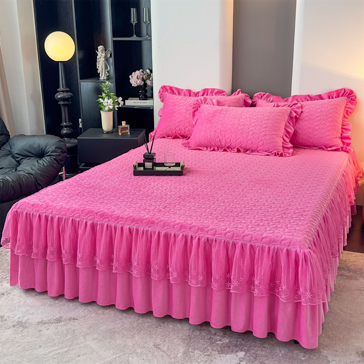 91家纺网 家纺一手货源 找家纺 恒爱家纺 2025新款宝宝绒紫陌听雪床裙款四件套终版 玫瑰红