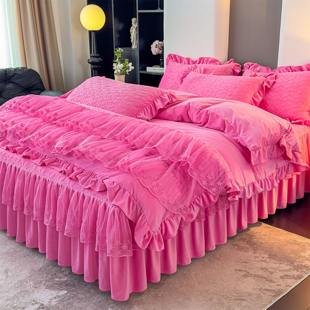 91家纺网 家纺一手货源 找家纺 恒爱家纺 2025新款宝宝绒紫陌听雪床裙款四件套终版 玫瑰红