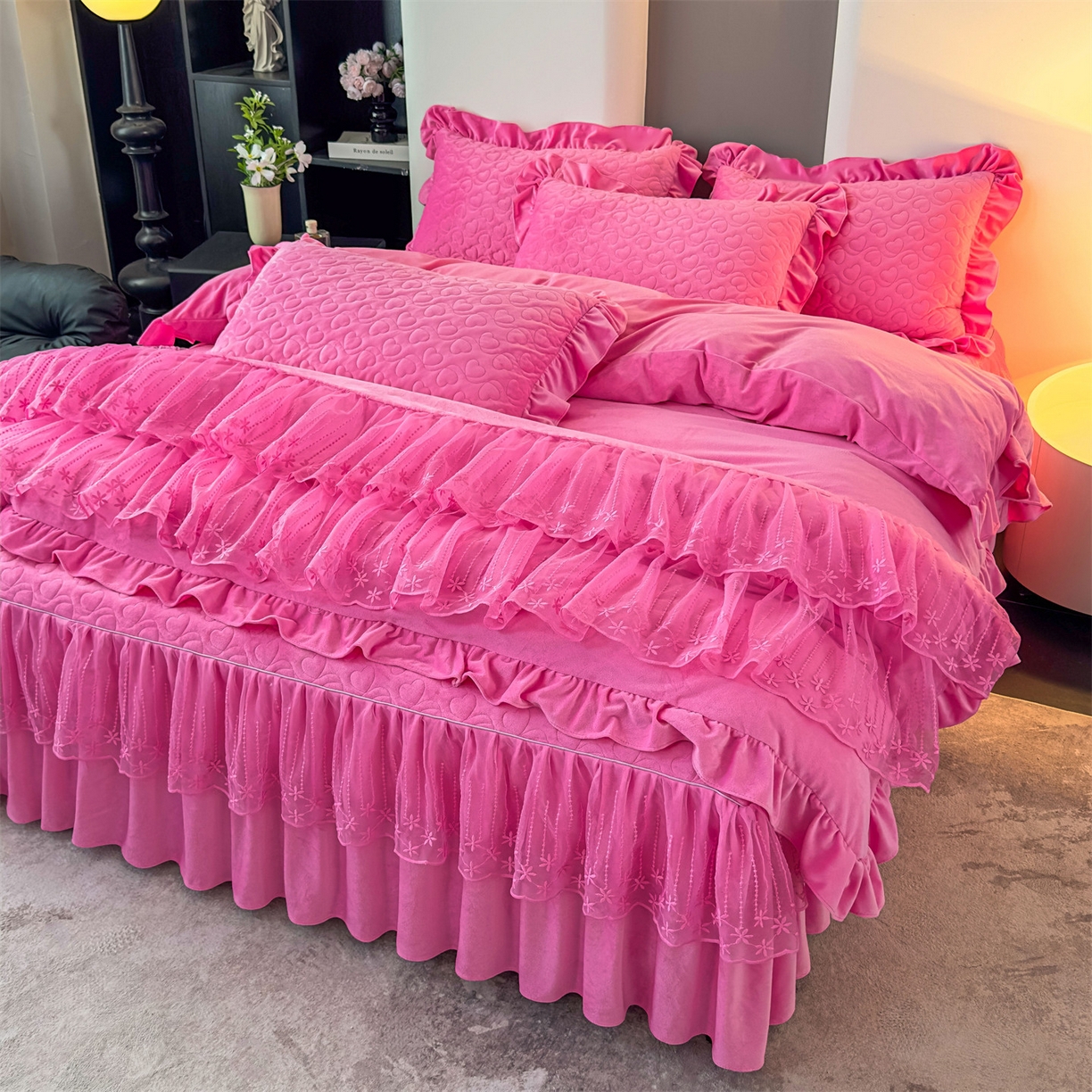 91家纺网 家纺一手货源 找家纺 恒爱家纺 2025新款宝宝绒紫陌听雪床裙款四件套终版 玫瑰红