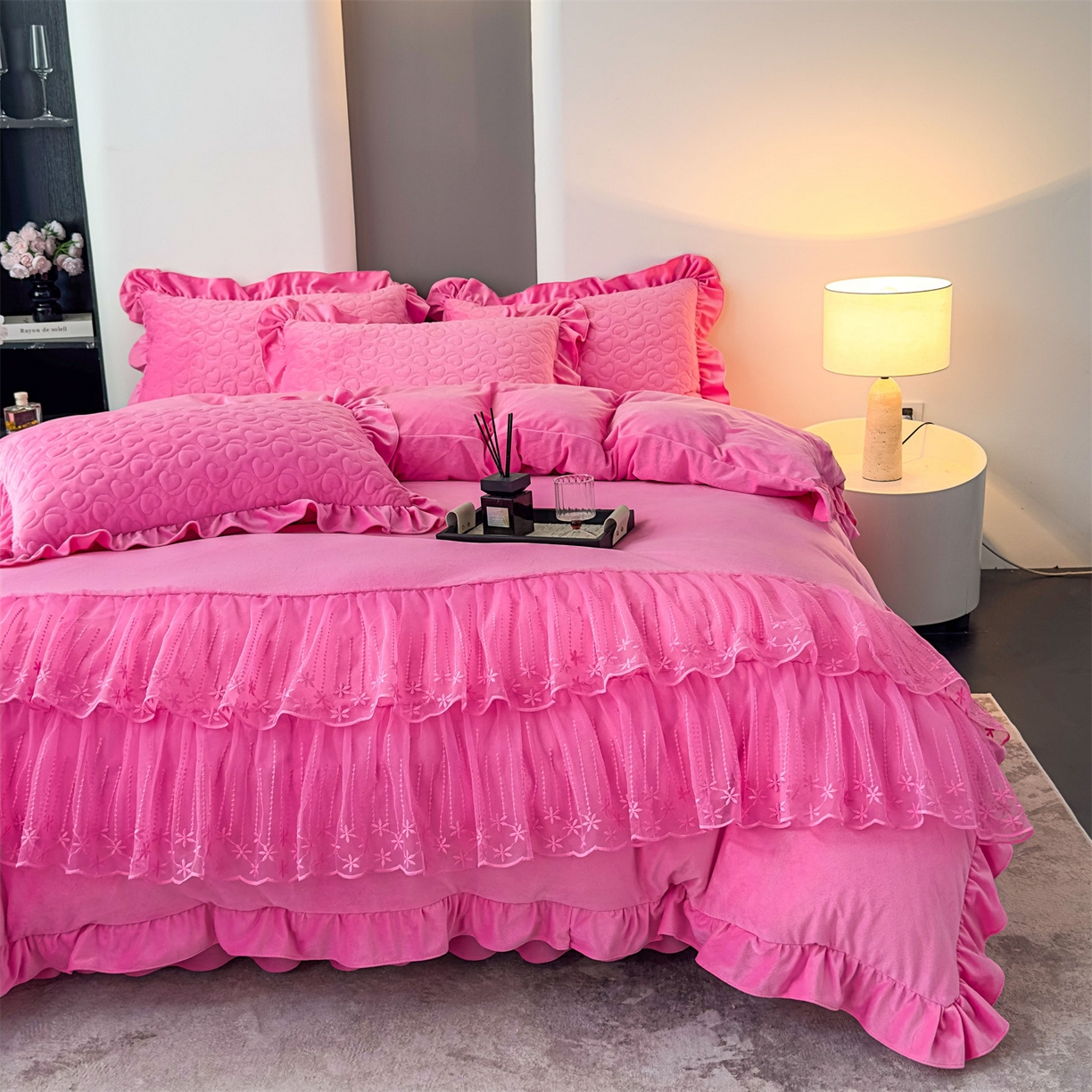 91家纺网 家纺一手货源 找家纺 恒爱家纺 2025新款宝宝绒紫陌听雪床裙款四件套终版 玫瑰红