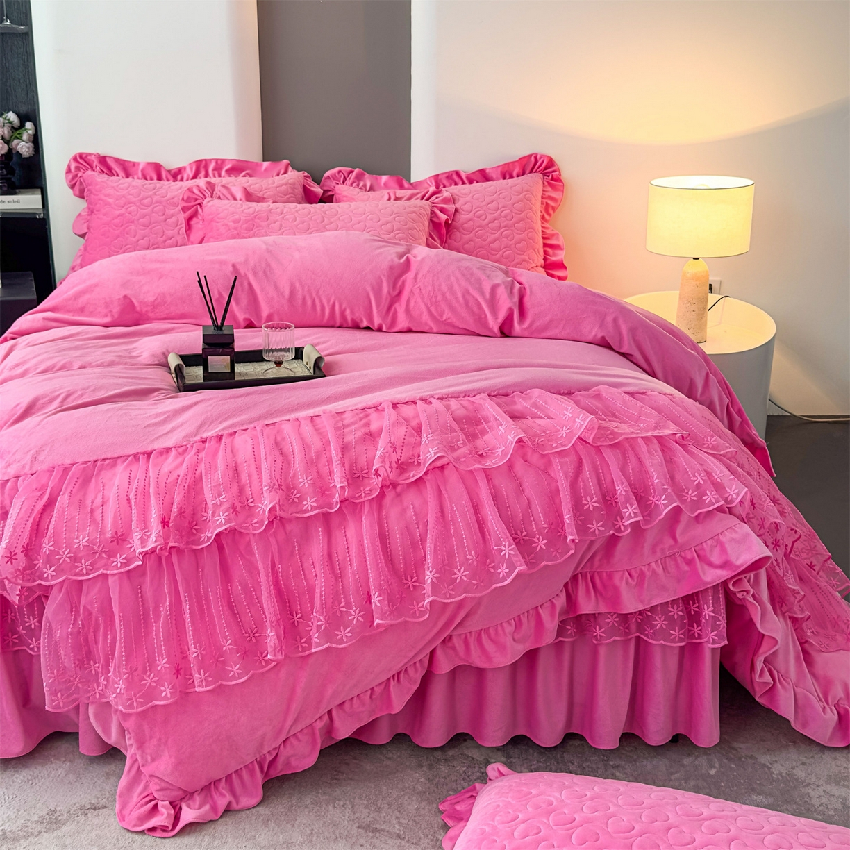 91家纺网 家纺一手货源 找家纺 恒爱家纺 2025新款宝宝绒紫陌听雪床裙款四件套终版 玫瑰红