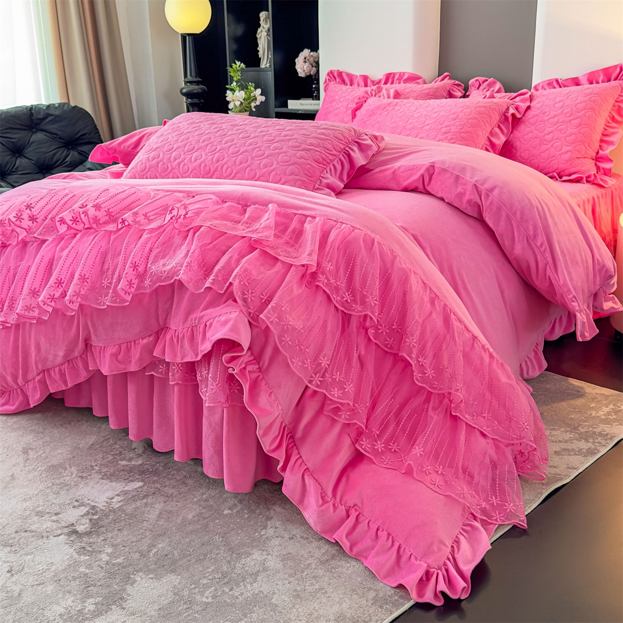 91家纺网 家纺一手货源 找家纺 恒爱家纺 2025新款宝宝绒紫陌听雪床裙款四件套终版 玫瑰红