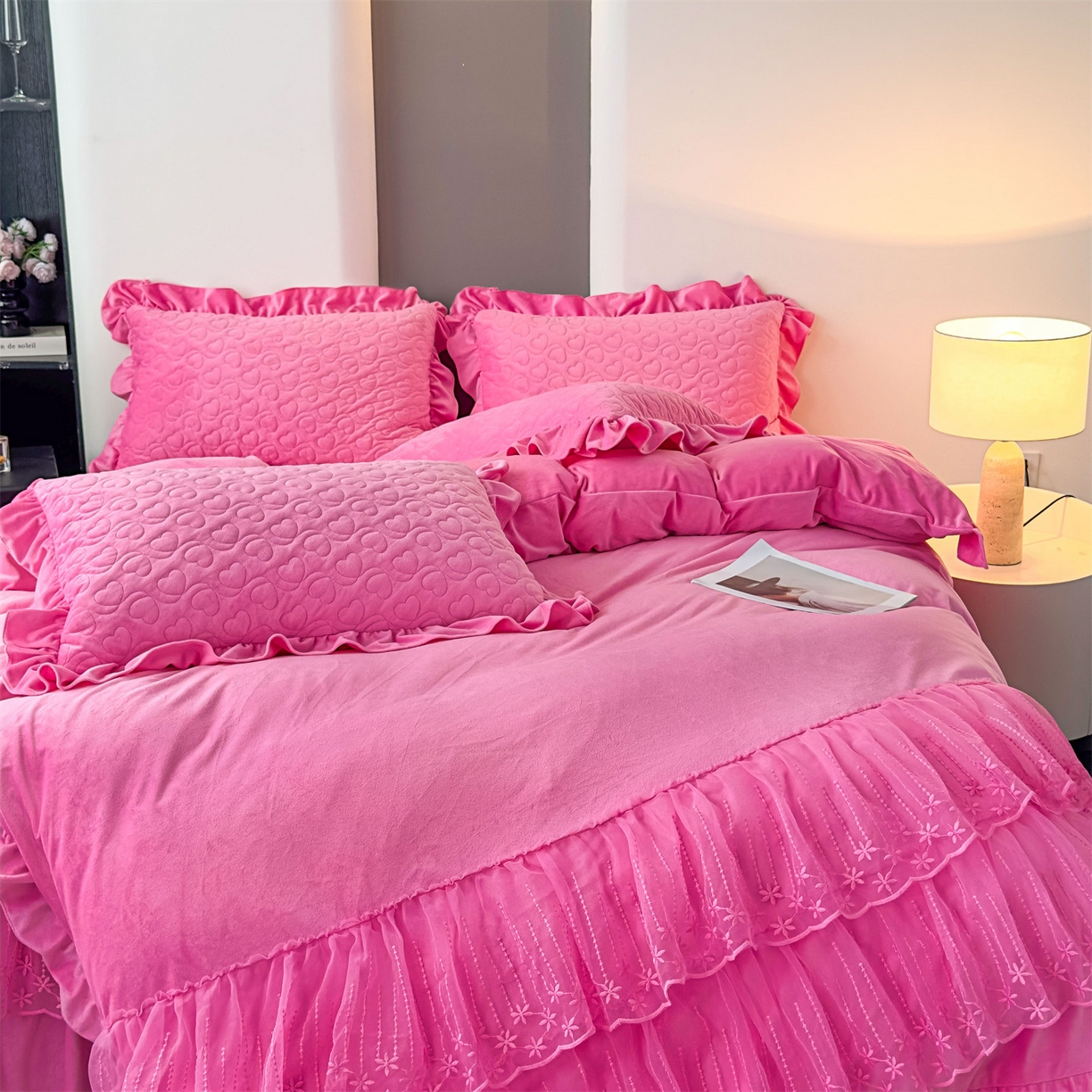 91家纺网 家纺一手货源 找家纺 恒爱家纺 2025新款宝宝绒紫陌听雪床裙款四件套终版 玫瑰红