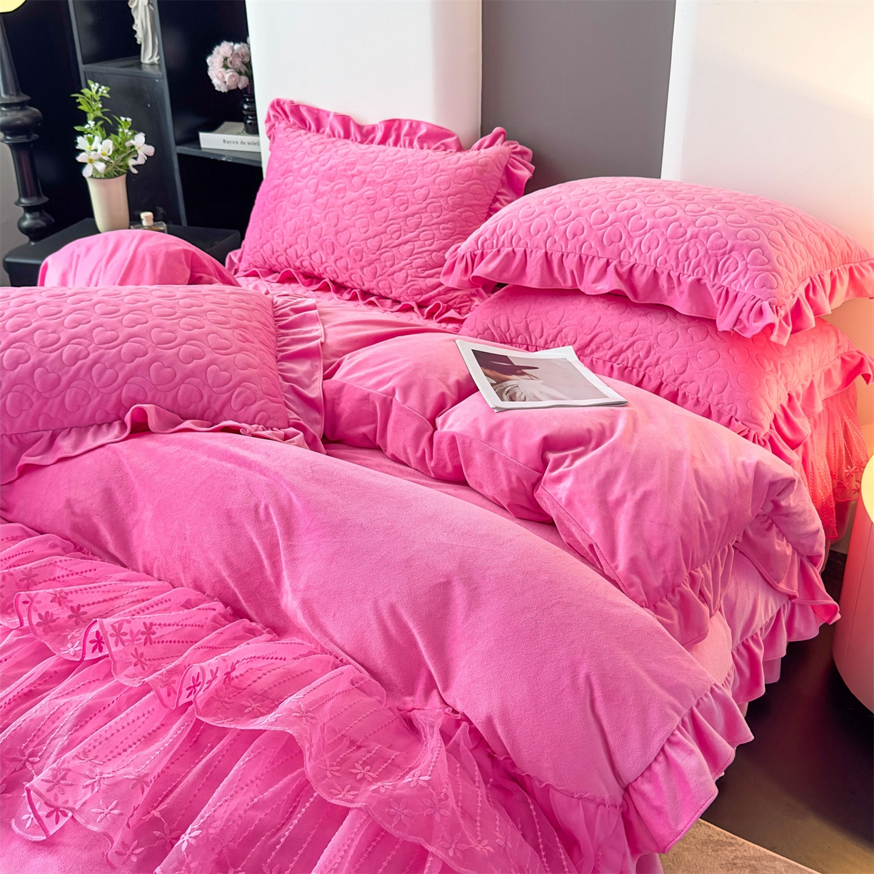 91家纺网 家纺一手货源 找家纺 恒爱家纺 2025新款宝宝绒紫陌听雪床裙款四件套终版 玫瑰红