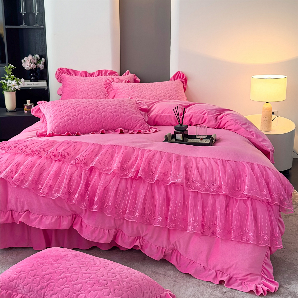 91家纺网 家纺一手货源 找家纺 恒爱家纺 2025新款宝宝绒紫陌听雪床裙款四件套终版 玫瑰红