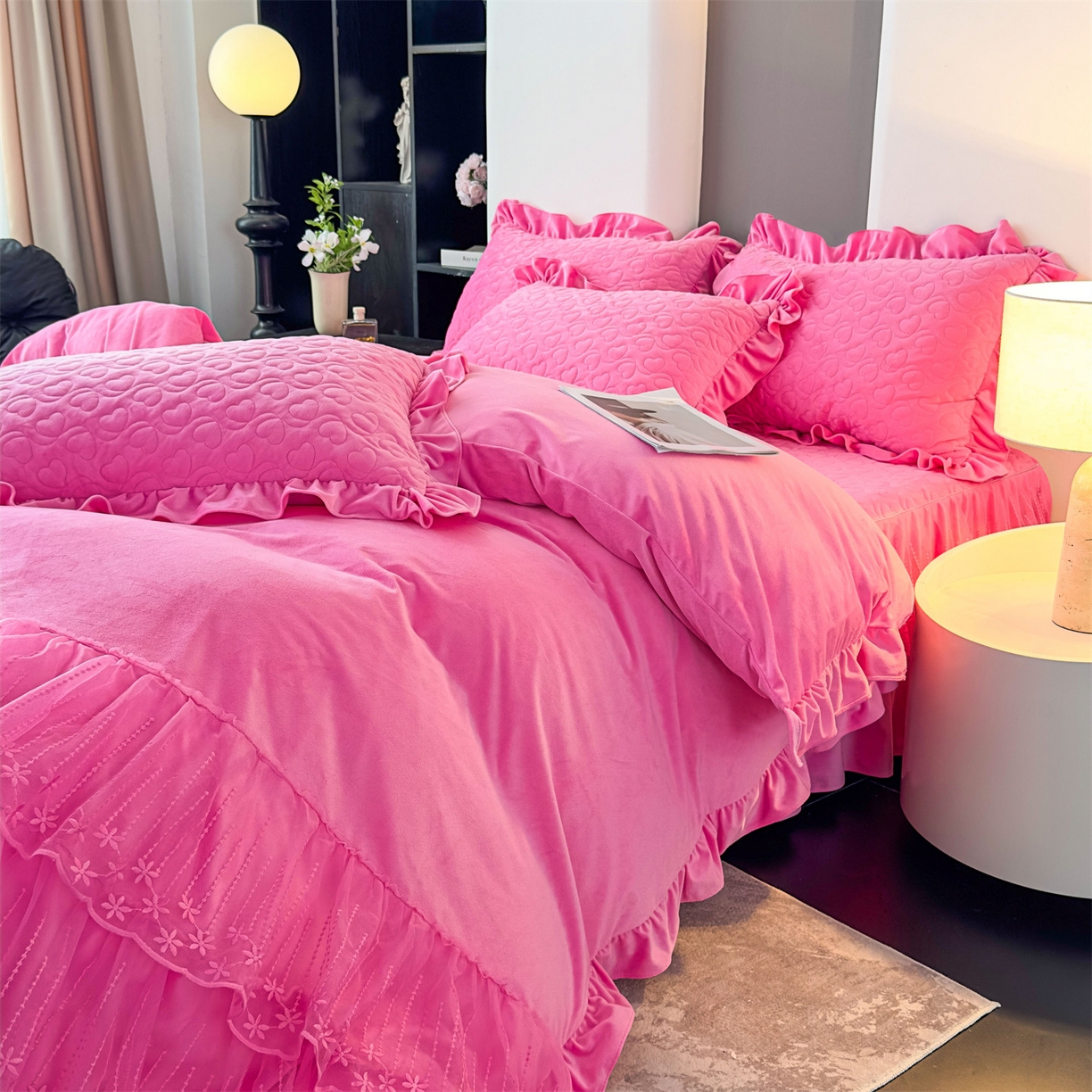 91家纺网 家纺一手货源 找家纺 恒爱家纺 2025新款宝宝绒紫陌听雪床裙款四件套终版 玫瑰红