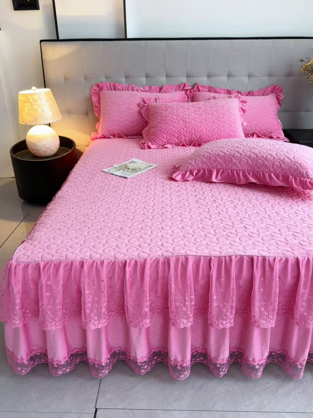 91家纺网 家纺一手货源 找家纺 恒爱家纺 2025新款宝宝绒紫陌听雪床裙款四件套终版 玫瑰红