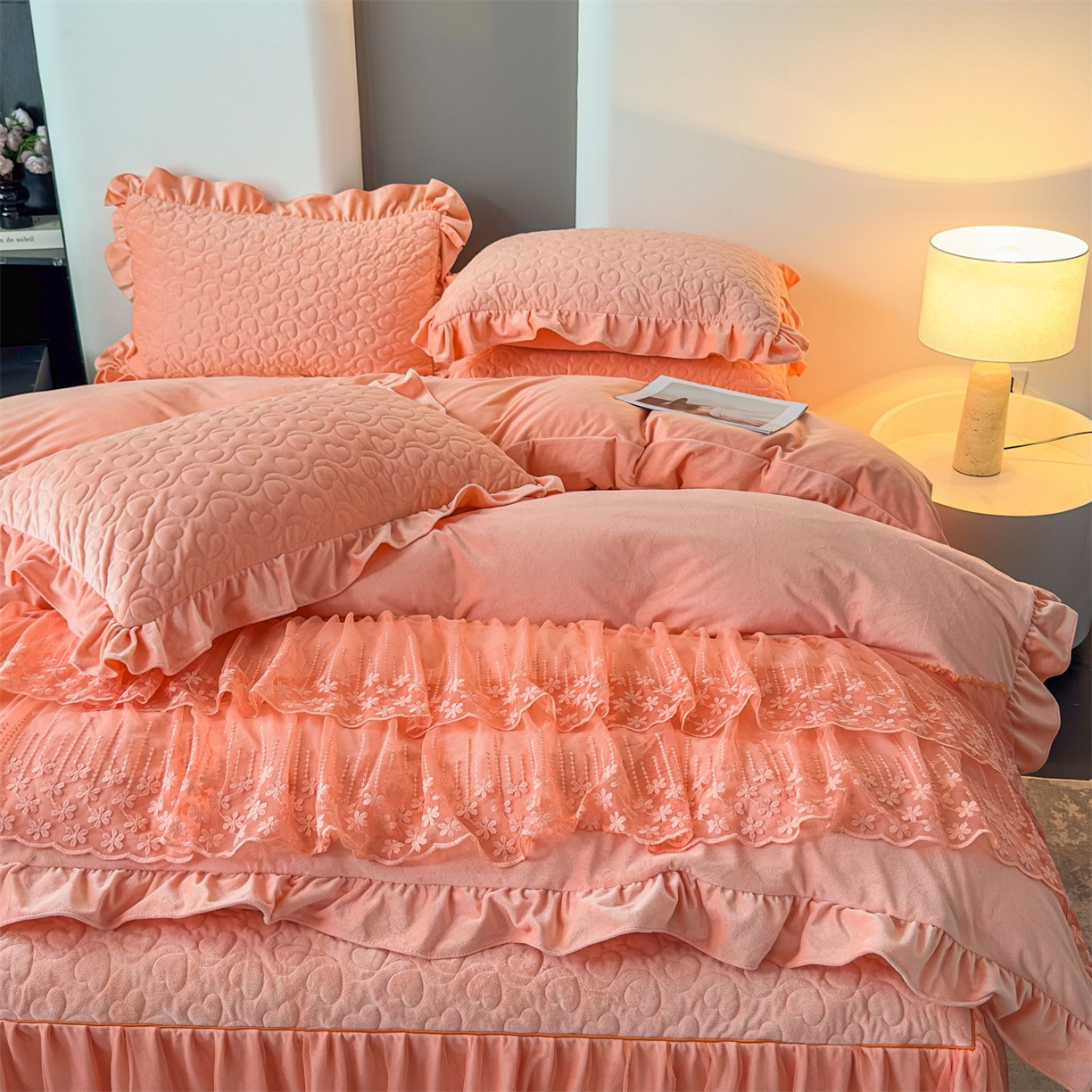 91家纺网 家纺一手货源 找家纺 恒爱家纺 2025新款宝宝绒紫陌听雪床裙款四件套终版 美人玉