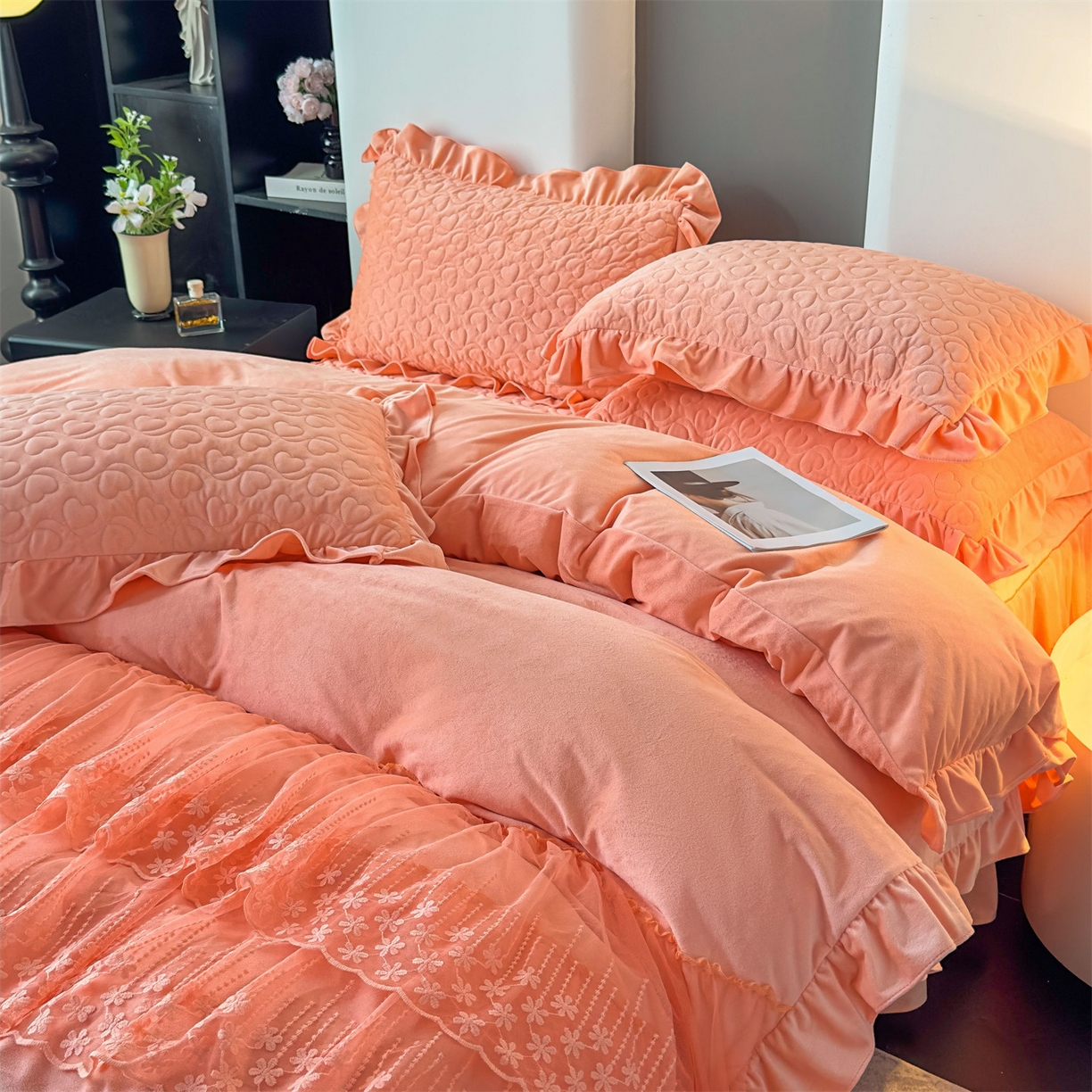 91家纺网 家纺一手货源 找家纺 恒爱家纺 2025新款宝宝绒紫陌听雪床裙款四件套终版 美人玉