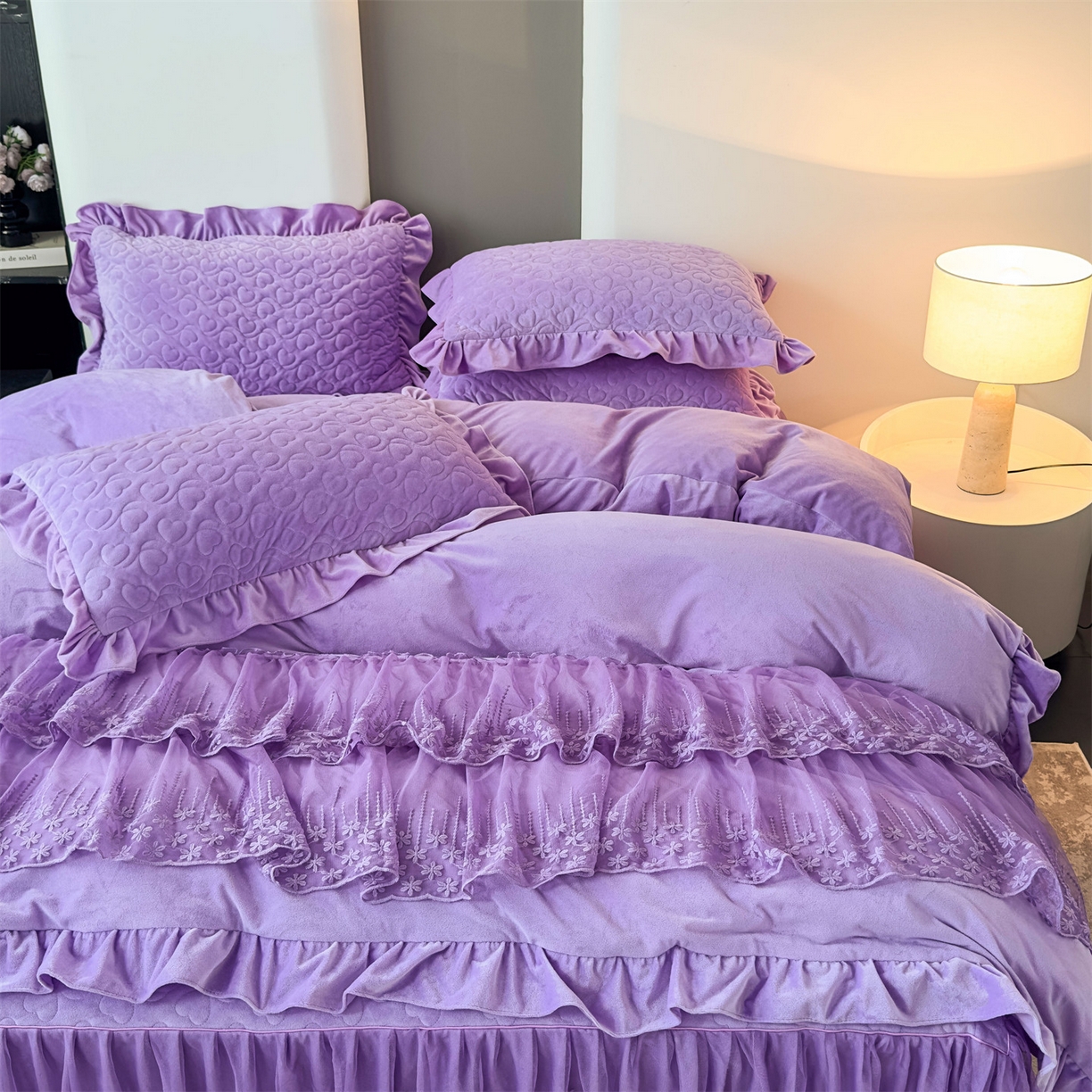 91家纺网 家纺一手货源 找家纺 恒爱家纺 2025新款宝宝绒紫陌听雪床裙款四件套终版 魅惑紫