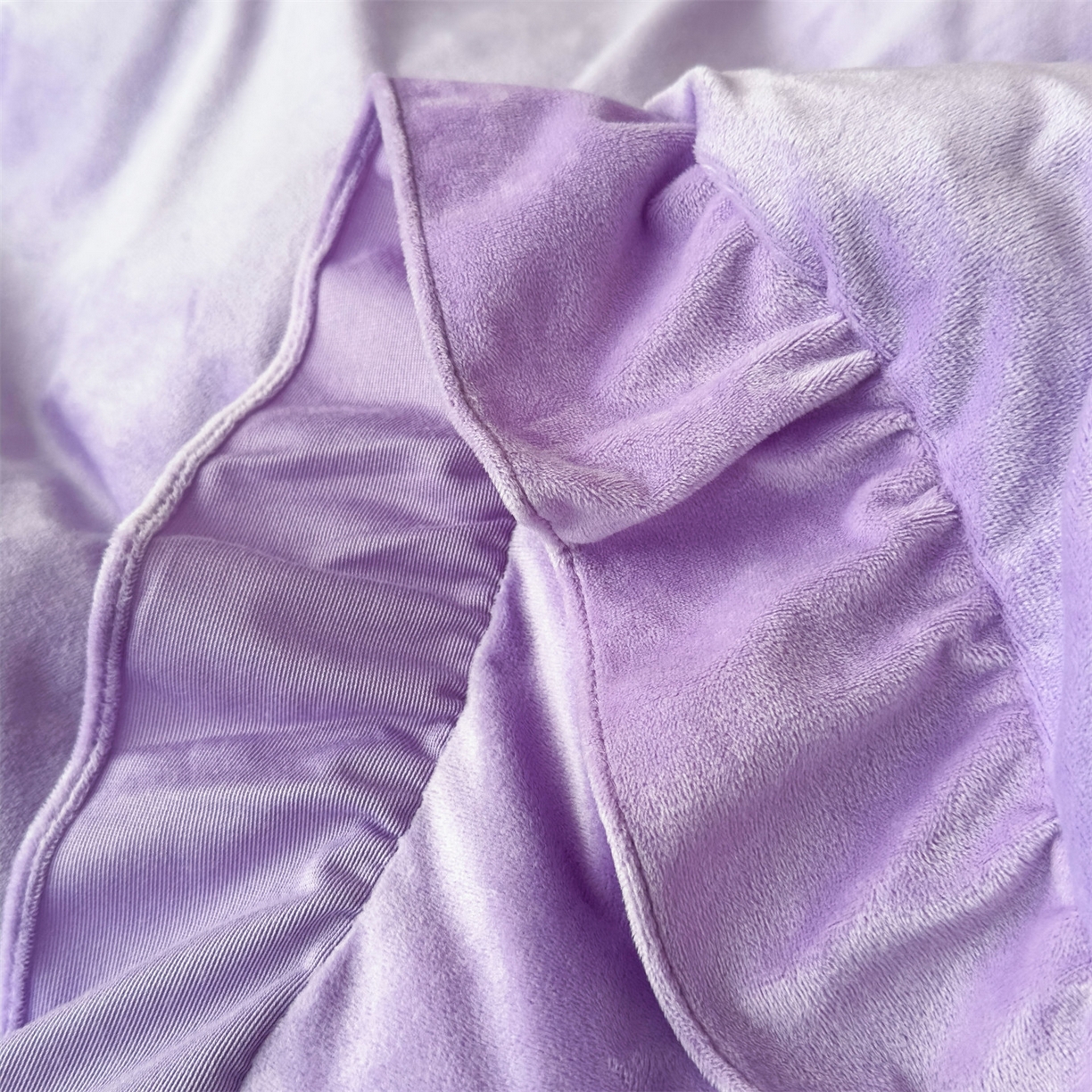 91家纺网 家纺一手货源 找家纺 恒爱家纺 2025新款宝宝绒紫陌听雪床裙款四件套终版 魅惑紫