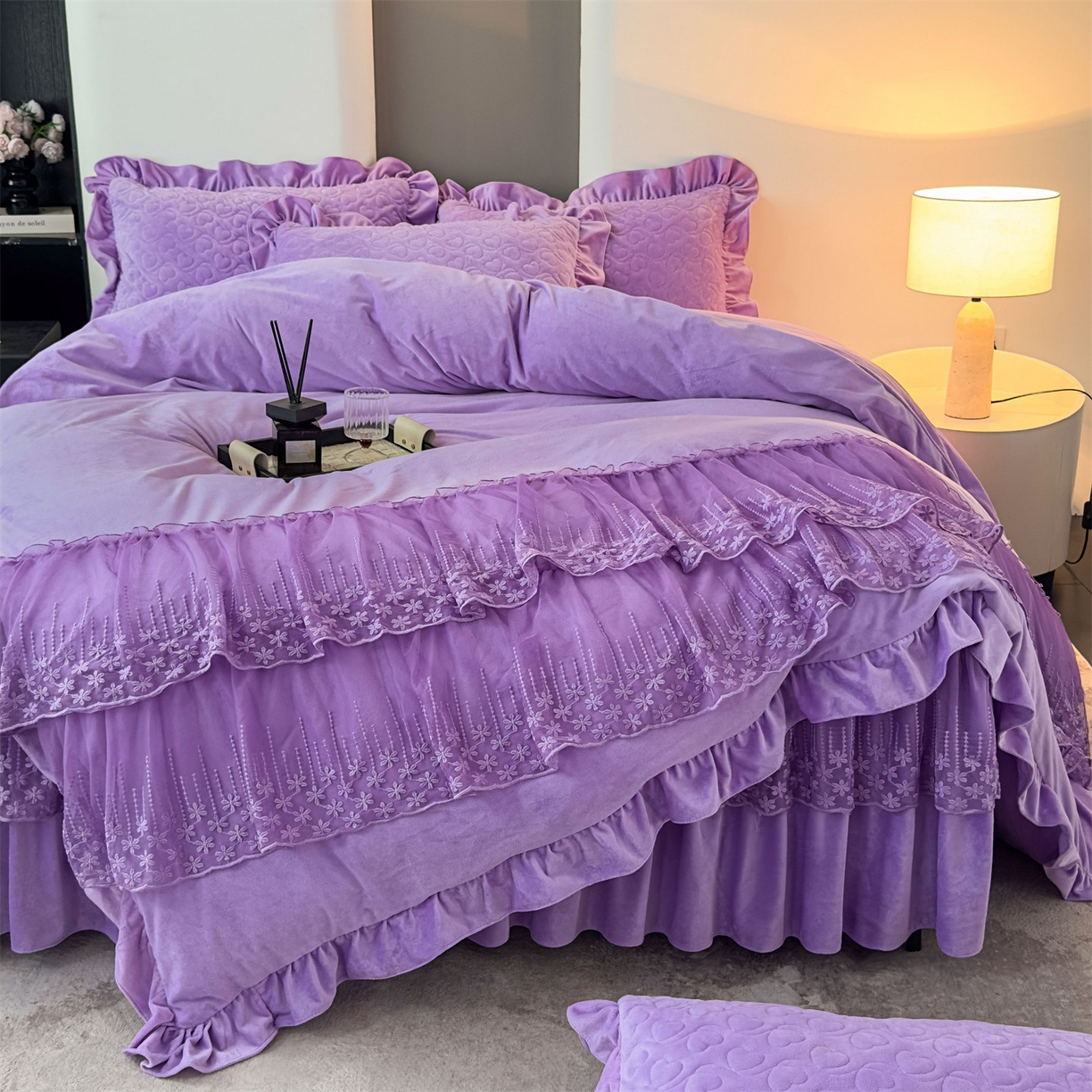 91家纺网 家纺一手货源 找家纺 恒爱家纺 2025新款宝宝绒紫陌听雪床裙款四件套终版 魅惑紫