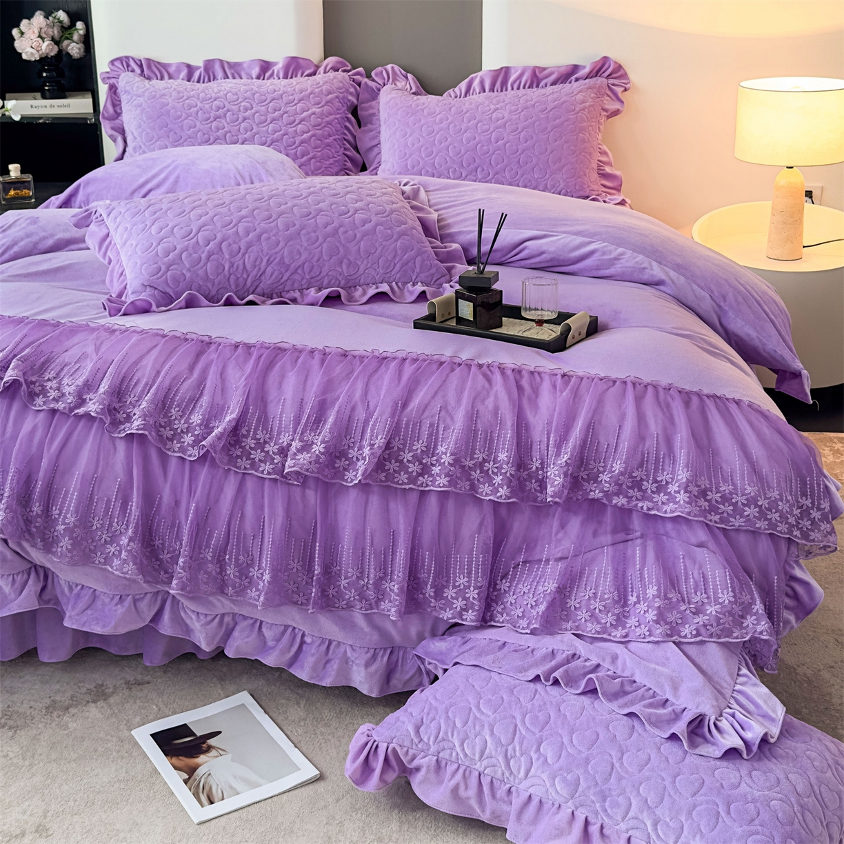 91家纺网 家纺一手货源 找家纺 恒爱家纺 2025新款宝宝绒紫陌听雪床裙款四件套终版 魅惑紫