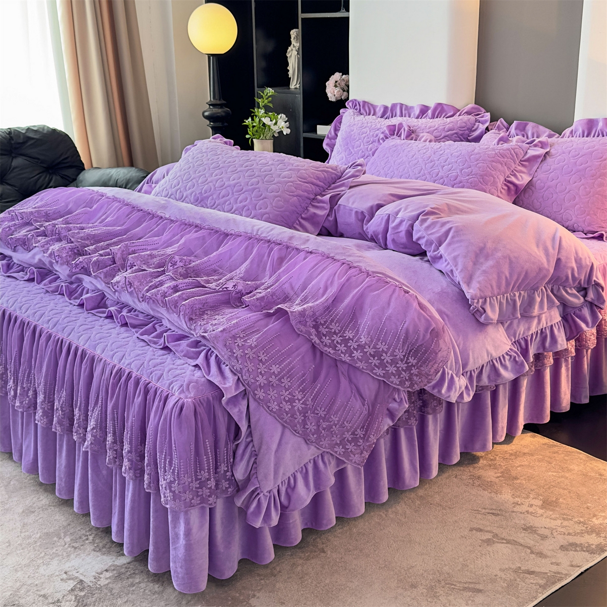 91家纺网 家纺一手货源 找家纺 恒爱家纺 2025新款宝宝绒紫陌听雪床裙款四件套终版 魅惑紫