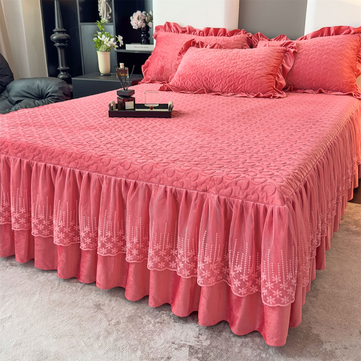 91家纺网 家纺一手货源 找家纺 恒爱家纺 2025新款宝宝绒紫陌听雪床裙款四件套终版 浅豆沙