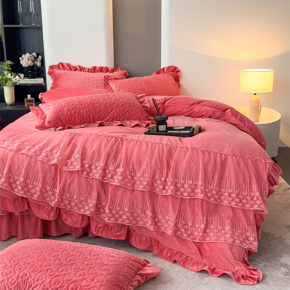 91家纺网 家纺一手货源 找家纺 恒爱家纺 2025新款宝宝绒紫陌听雪床裙款四件套终版 浅豆沙