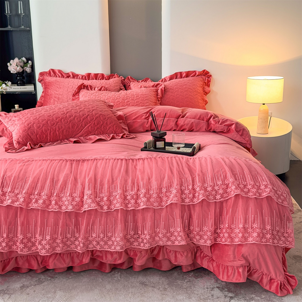 91家纺网 家纺一手货源 找家纺 恒爱家纺 2025新款宝宝绒紫陌听雪床裙款四件套终版 浅豆沙