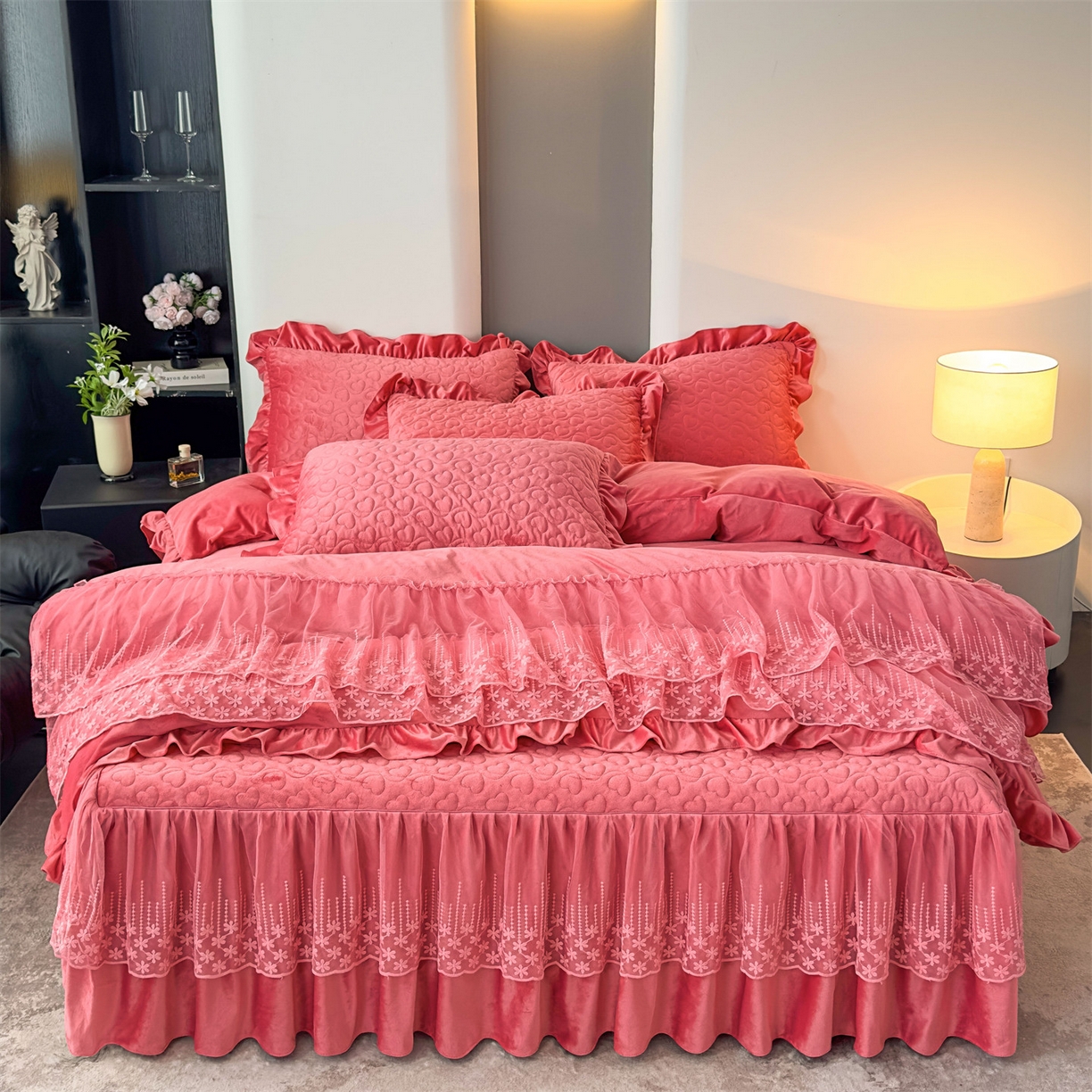 91家纺网 家纺一手货源 找家纺 恒爱家纺 2025新款宝宝绒紫陌听雪床裙款四件套终版 浅豆沙