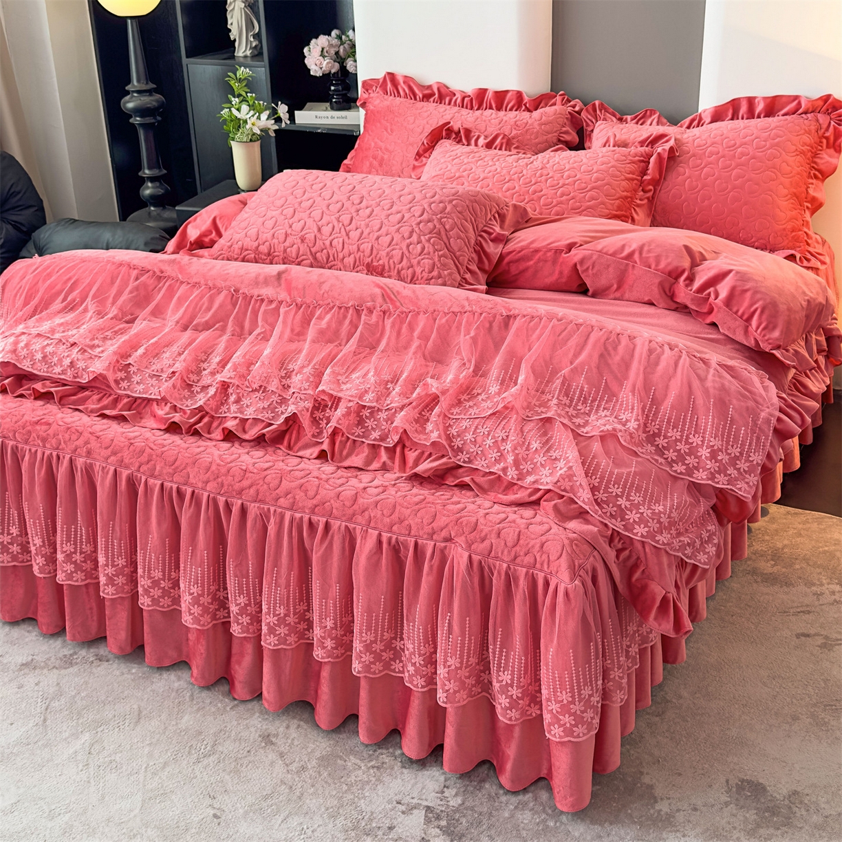 91家纺网 家纺一手货源 找家纺 恒爱家纺 2025新款宝宝绒紫陌听雪床裙款四件套终版 浅豆沙