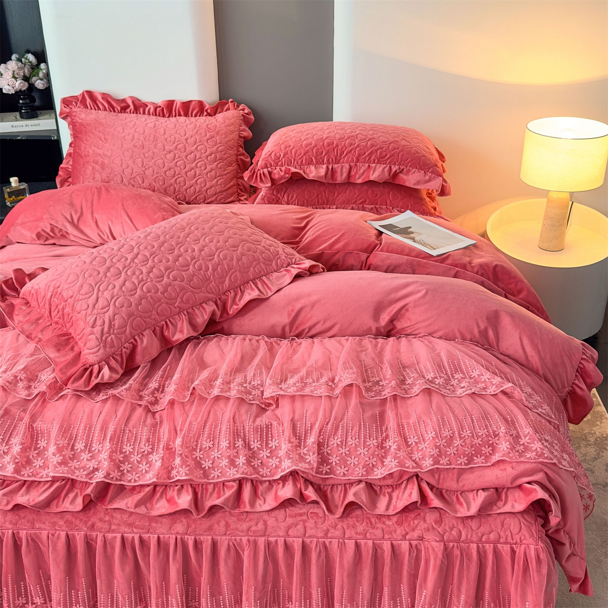 91家纺网 家纺一手货源 找家纺 恒爱家纺 2025新款宝宝绒紫陌听雪床裙款四件套终版 浅豆沙