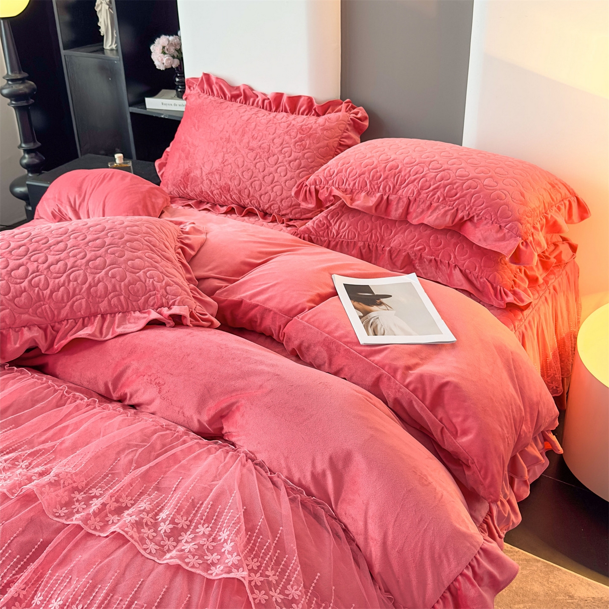 91家纺网 家纺一手货源 找家纺 恒爱家纺 2025新款宝宝绒紫陌听雪床裙款四件套终版 浅豆沙