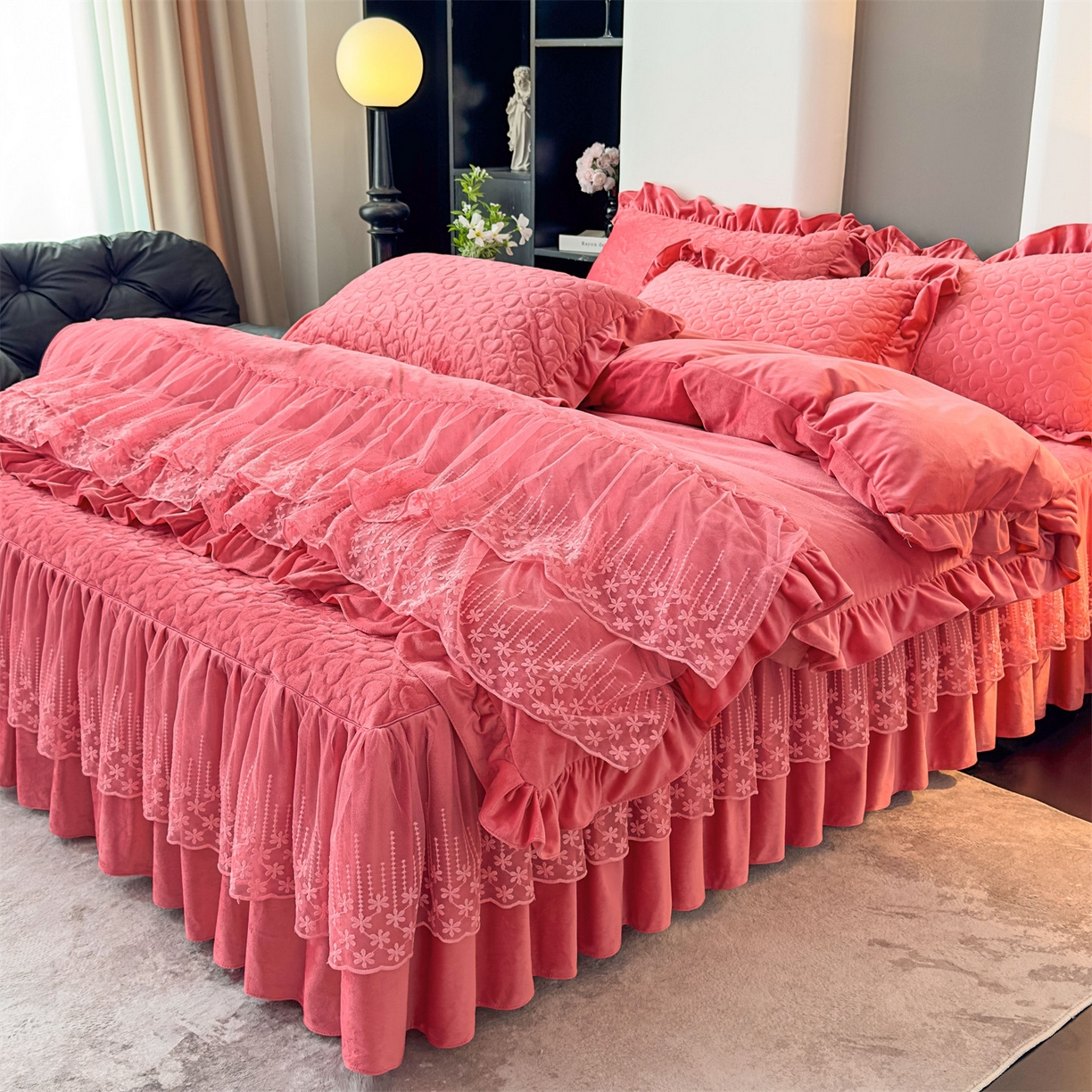 91家纺网 家纺一手货源 找家纺 恒爱家纺 2025新款宝宝绒紫陌听雪床裙款四件套终版 浅豆沙