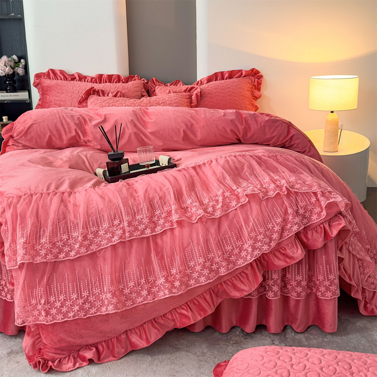 91家纺网 家纺一手货源 找家纺 恒爱家纺 2025新款宝宝绒紫陌听雪床裙款四件套终版 浅豆沙