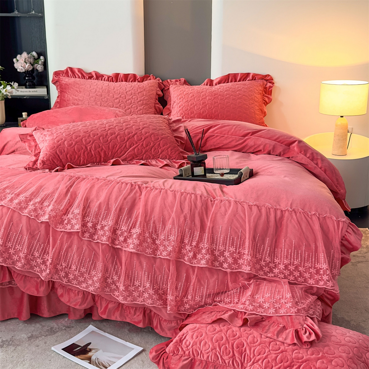 91家纺网 家纺一手货源 找家纺 恒爱家纺 2025新款宝宝绒紫陌听雪床裙款四件套终版 浅豆沙